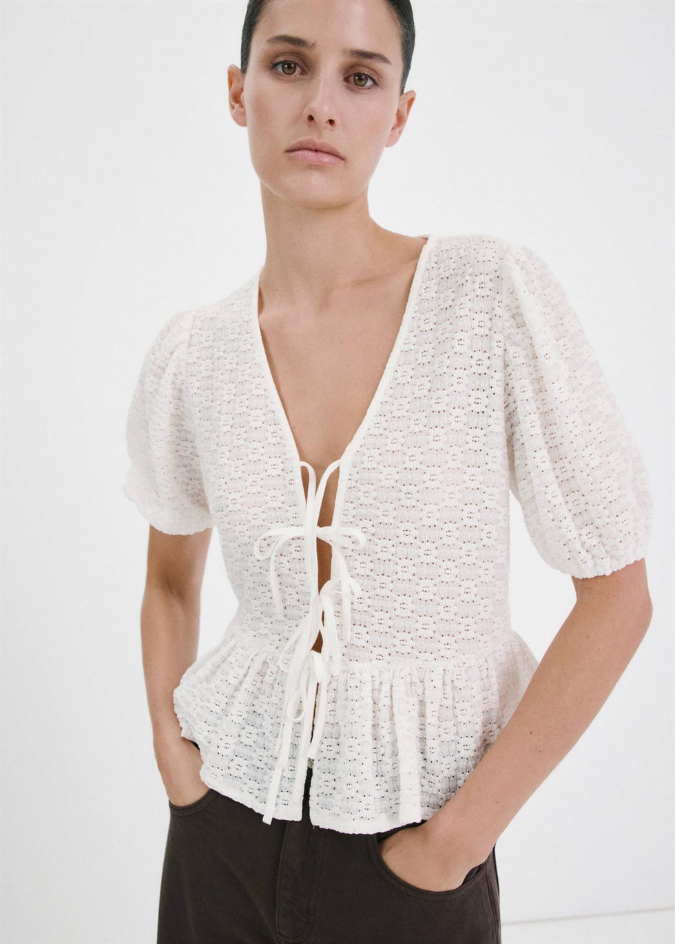 Blusa blanca bordada con lazos Blusa blanca bordada con lazos