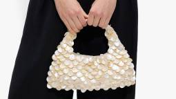 Los accesorios de conchas arrasan este verano 2026: 8 bolsas, joyas y sandalias de Zara, Parfois y otras marcas asequibles para sumarte a la tendencia