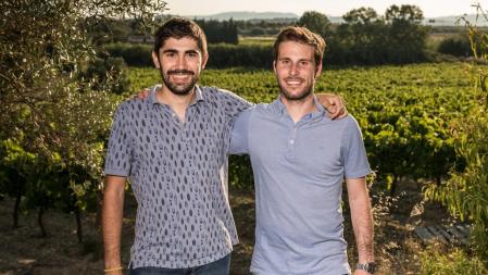 Pere y Miquel Pons con los viñedos de malvasía de Sitges en la espalda.
