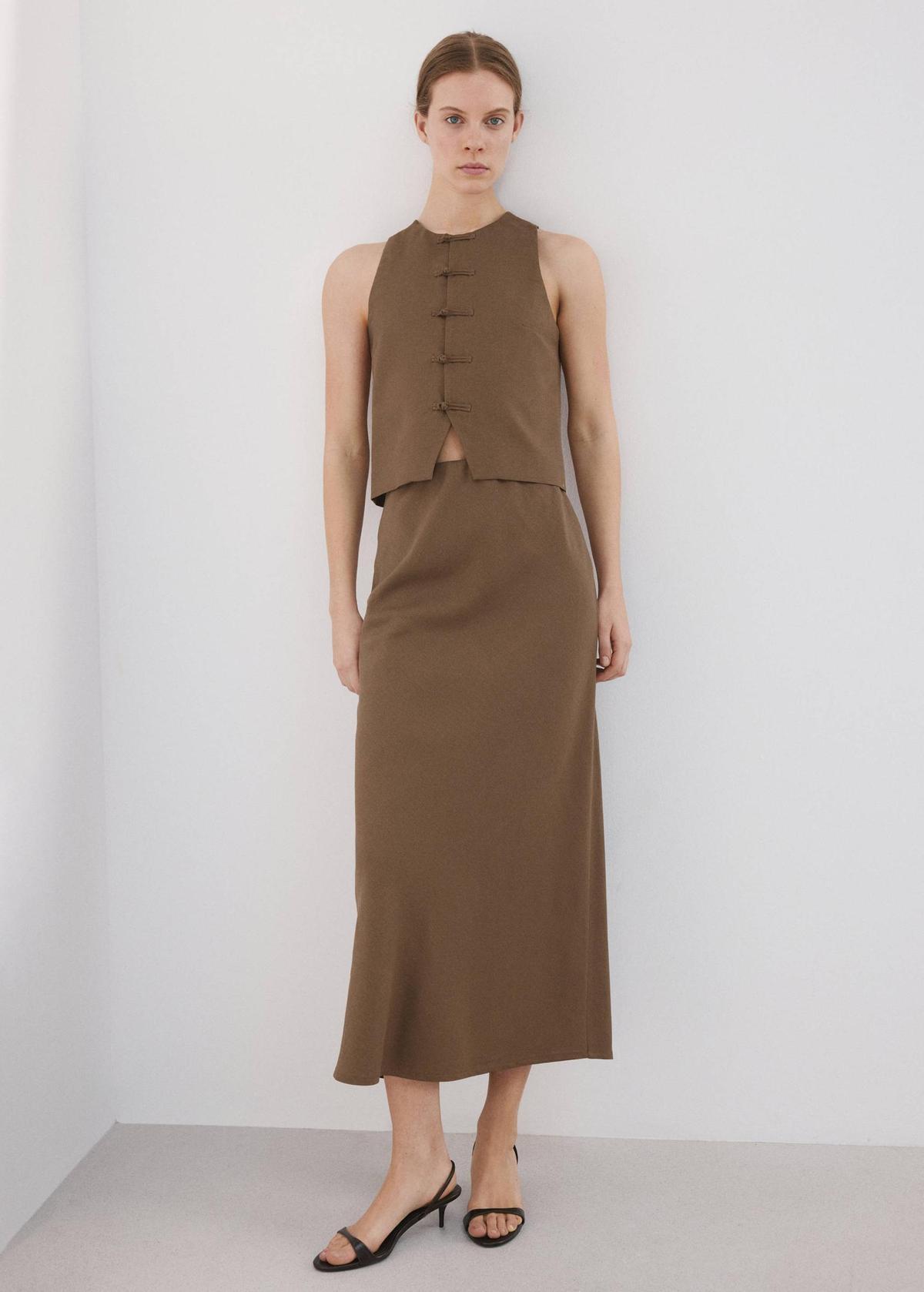 Conjunto de chaleco y falda midi de lino
