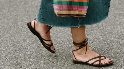 10 sandalias de tiras cómodas y en tendencia que estilizarán cualquier look este verano 2026